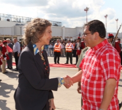 Doña Sofía es despedida por el ministro de Medio Ambiente y Agua, José Antonio Zamora