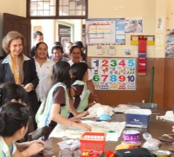 Viaje de Cooperación al Estado Plurinacional de Bolivia. Su Majestad la Reina en una de las aulas del centro