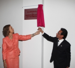 Su Majestad descubre la placa conmemorativa de su visita
