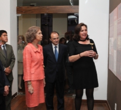 La Reina atiende las explicaciones sobre el Plan de Rehabilitación de las Áreas Históricas de Potosí