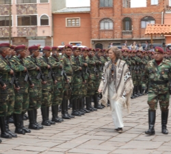 Su Majestad a su llegada a la ciudad Tiwanaku