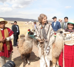 La Reina junto a una pareja de llamas y sus cuidadores en el complejo arqueológico de Tiwanaku