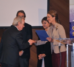 Entrega de la 10ª Edición de los "Premios Ciudad Sostenible".Doña Elena entrega el Premio finalista Ciudad Sostenible al Concejal de medio a