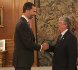 Don Felipe recibe el saludo del Arturo Fernández Álvarez