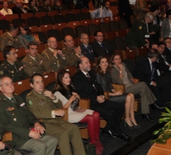 Clausura del "VIII Congreso Nacional de Enfermería de la Defensa". Doña Letizia acompañada por las autoridades asistentes al acto
