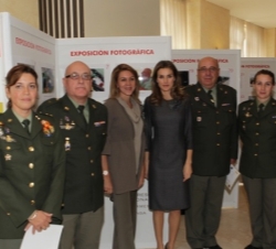 Clausura del "VIII Congreso Nacional de Enfermería de la Defensa". Fotografía de grupo con los premiados 