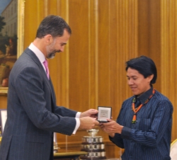 Entrega de la 21ª edición del Premio Bartolomé de las Casas. Don Felipe hace entrega del Premio al coordinador del Conselho Indígena de Roraima, Mario