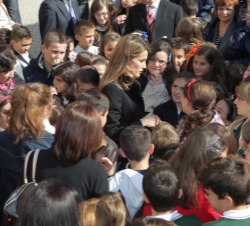 Doña Letizia conversa con algunos de los alumnos galardonados