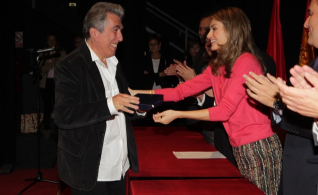 Doña Letizia hace entrega a Jordi  Sierra i Fabra del galardón
