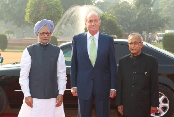 Don Juan Carlos acompañado por el Presidente de la República de la India, Pranab Mukherjee, y el Primer Ministro de la República de la India, Manmohan