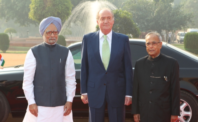 Don Juan Carlos acompañado por el Presidente de la República de la India, Pranab Mukherjee, y el Primer Ministro de la República de la India, Manmohan