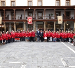 Fotografía de grupo con los miembros de Cruz Roja y de Media Luna  Roja