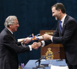 Don Felipe hace entrega del diploma a Rafael Moneo