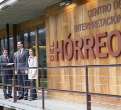 Los Príncipes a su salida del Centro de Interpretación del Hórreo