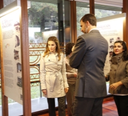 Los Príncipes durante su visita al Centro de Interpretación del Hórreo