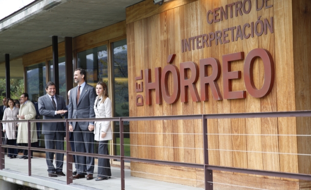 Los Príncipes a su salida del Centro de Interpretación del Hórreo