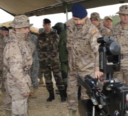 Don Felipe recibe explicaciones sobre el Robot EOD/EOR que permite llevar a cabo tareas de reconocimiento y desactivación de explosivos a una distanci