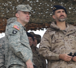 Don Felipe acompañado por el teniente coronel del ejército de Estados Unidos, Tom Austin, durante el ejércicio