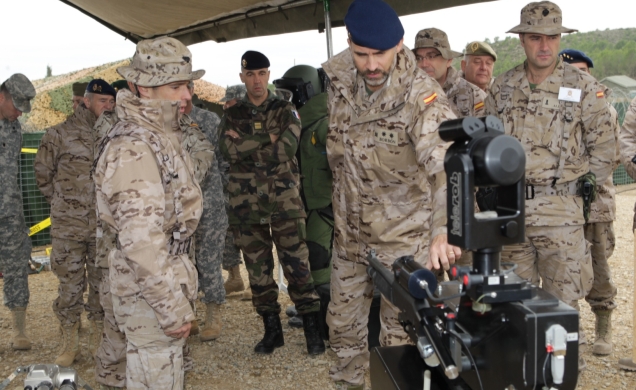Don Felipe recibe explicaciones sobre el Robot EOD/EOR que permite llevar a cabo tareas de reconocimiento y desactivación de explosivos a una distanci