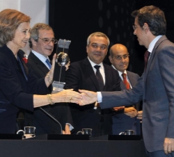 Doña Sofía hace entrega del premio a Pablo Carrasco García, director general de Radio y Televisión de Andalucía
