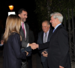 Los Príncipes son saludados a su llegada por Mario Vargas Llosa y Enrique Iglesias