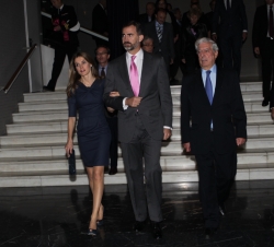 Don Felipe y Doña Letizia, acompañados por Mario Vargas  Llosa, a su llegada a la Casa de América