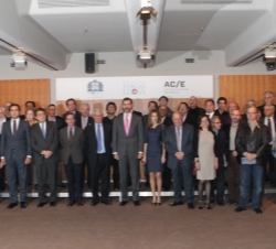 Los Príncipes de Asturias con los escritores, patrocinadores y autoridades asistentes al acto