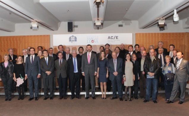 Los Príncipes de Asturias con los escritores, patrocinadores y autoridades asistentes al acto