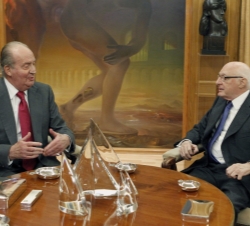 Su Majestad el Rey conversa con el  presidente del Real Patronato del Museo Nacional del Prado, José Pedro Pérez-Llorca Rodrigo