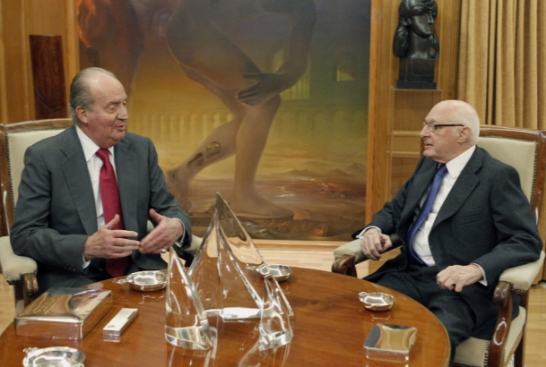 Su Majestad el Rey conversa con el  presidente del Real Patronato del Museo Nacional del Prado, José Pedro Pérez-Llorca Rodrigo