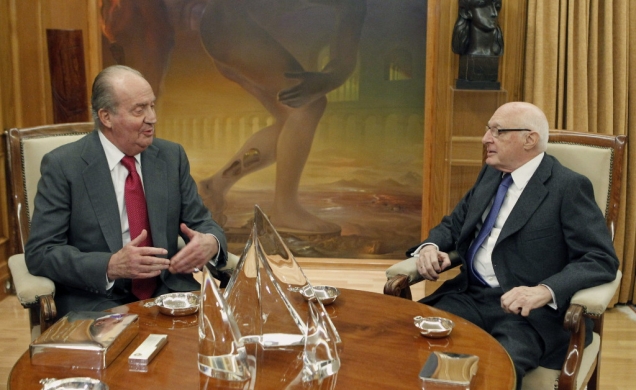 Su Majestad el Rey conversa con el  presidente del Real Patronato del Museo Nacional del Prado, José Pedro Pérez-Llorca Rodrigo