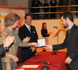 Su Majestad la Reina entrega el Premio a Keke Vilabelda, por su obre "The Long voyage: I-70 Canyon Creddk"