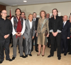 Doña Sofía junto a "El Lebrijano" y su grupo