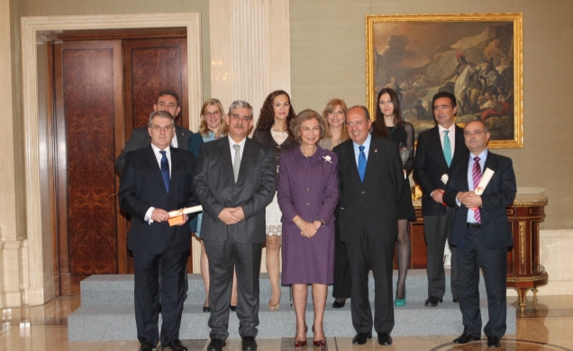 Su Majestad la Reina con los galardonados