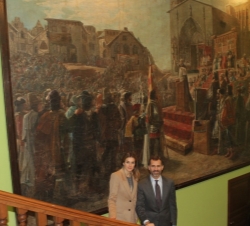 Don Felipe y Doña Letizia ante el cuadro de "El Compromiso de Caspe", situado en el interior del Ayuntamiento