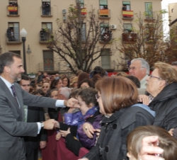 Don Felipe recibe el saludo de los habitantes de Caspe a su salida del Ayuntamiento 