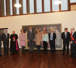 Sus Altezas Reales acompañados por las autoridades asisitentes al acto delante del cuadro de Marín Bagüés de 1911 en donde se escenifica la negación d
