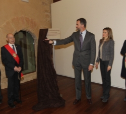 Don Felipe descubre la placa conmemorativa del acto