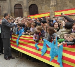 Don Felipe recibe el saludo de los habitantes de Alcañiz a su salida del Ayuntamiento