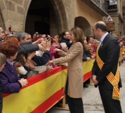 Doña Letizia recibe el saludo de los habitantes de Alcañiz a su salida del Ayuntamiento