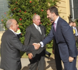Almuerzo con los miembros del Instituto de Empresa Familiar. Don Felipe recibe el saludo de Jaime Grego, presidente de la Asociación Catalana de la Em