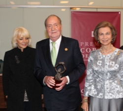 Su Majestad el Rey acompañado por Su Majestad la Reina recibe de la Alcaldesa de Cádiz el Premio Iberoamericano “Libertad Cortes de Cádiz”