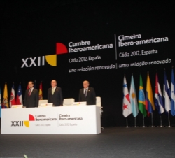 Su Majestad el Rey acompañado por el presidente del Gobierno y el Secretario General Iberoamericano