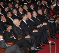 Su Majestad el Rey y Su Altez Real el Príncipe de Asturias acompañados por las autoridades asistentes a la inauguración de la Cumbre