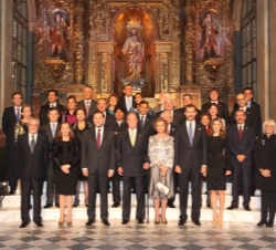 Sus Majestades los Reyes y Sus Altezas Reales los Príncipes de Asturias acompañados por el presidente del Gobierno y su esposa y los Jefes de Estado y