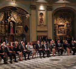 Sus Majestades los Reyes y Sus Altezas Reales los Príncipes de Asturias junto a todas las autoridades asitentes en el Oratorio de San Felipe Neri