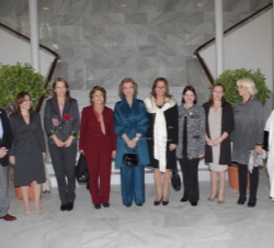 Su Majestad la Reina acompañada por la esposa del presidente del Gobierno, Elvira Fernández y las Primeras Damas, cónyuges y acompañantes asistentes a