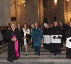 Su Majestad la Reina acompañada por la esposa del presidente del Gobierno, Elvira Fernández y las Primeras Damas, cónyuges y acompañantes asistentes a