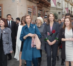 Su Majestad la Reina acompañada por la esposa del presidente del Gobierno, Elvira Fernández y las Primeras Damas, cónyuges y acompañantes asistentes a