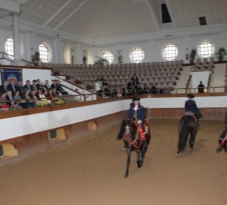 Doña Sofía acompañada por la esposa del presidente del Gobierno, Elvira Fernández, las Primeras Damas, cónyuges y acompañantes asistentes durante el e